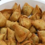 कुत्ते को समोसा खिलाने के विवाद में मारपीट, दोनों पक्षों ने दर्ज कराई FIR