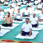 कवर्धा में योग का उत्सव: हजारों लोगों ने किया सामूहिक योगाभ्यास, उप मुख्यमंत्री विजय शर्मा ने बताया स्वस्थ जीवन का आधार